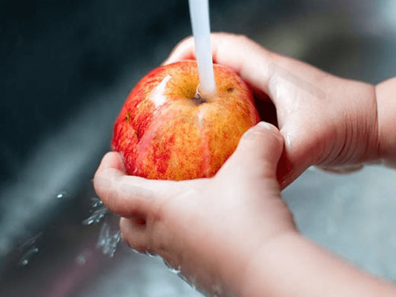 Cách rửa quả táo