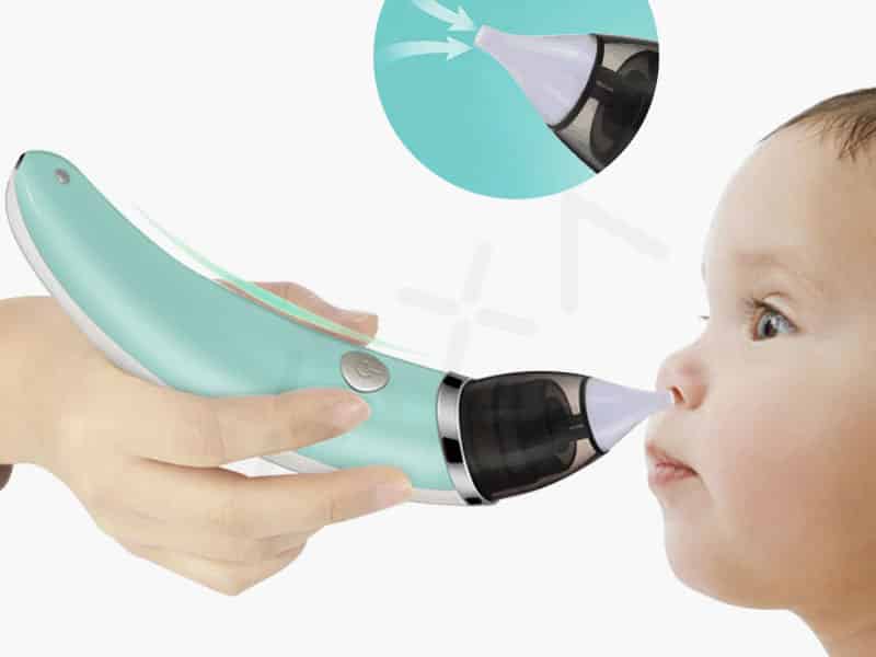 Hút mũi cho trẻ sơ sinh bằng máy hút mũi